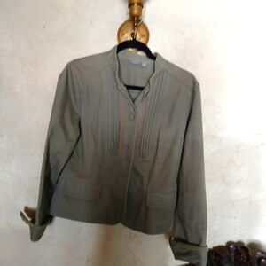 Apt jacket it's a nice green color detail with slimming with lace and buttons